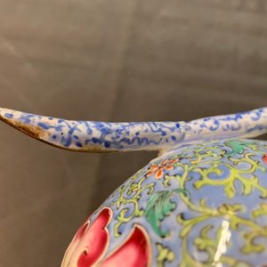 Une paire de verseuses couvertes en émaux de Canton pour le marché islamique, Qianlong/Jiaqing — photo 21