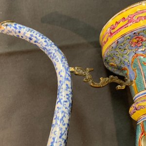 Une paire de verseuses couvertes en émaux de Canton pour le marché islamique, Qianlong/Jiaqing — photo 25