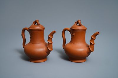 Une paire de verseuses couvertes en grès de Yixing à décor en relief, Chine, Kangxi
