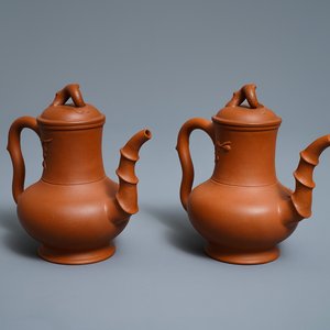 Une paire de verseuses couvertes en grès de Yixing à décor en relief, Chine, Kangxi — photo 1
