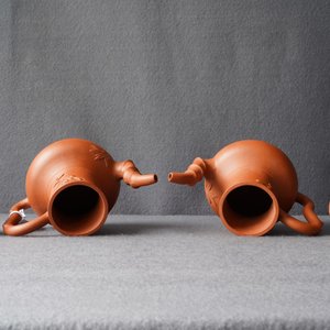 Une paire de verseuses couvertes en grès de Yixing à décor en relief, Chine, Kangxi — photo 12