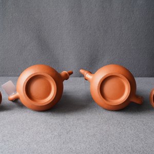 Une paire de verseuses couvertes en grès de Yixing à décor en relief, Chine, Kangxi — photo 13