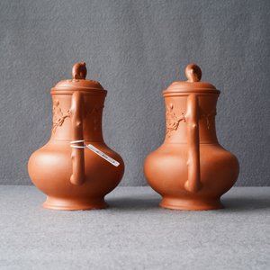 Une paire de verseuses couvertes en grès de Yixing à décor en relief, Chine, Kangxi — photo 9