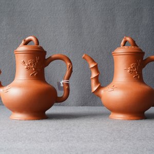 Une paire de verseuses couvertes en grès de Yixing à décor en relief, Chine, Kangxi — photo 10