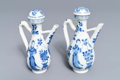 Une paire de verseuses couvertes en porcelaine de Chine bleu et blanc, Kangxi