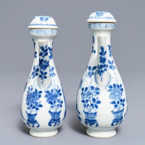 Une paire de verseuses couvertes en porcelaine de Chine bleu et blanc, Kangxi — photo 3