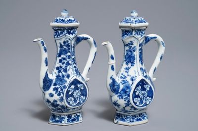 Une paire de verseuses couvertes en porcelaine de Chine bleu et blanc, Kangxi