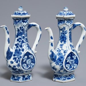 Une paire de verseuses couvertes en porcelaine de Chine bleu et blanc, Kangxi — photo 1