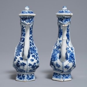 Une paire de verseuses couvertes en porcelaine de Chine bleu et blanc, Kangxi — photo 3