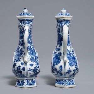 Une paire de verseuses couvertes en porcelaine de Chine bleu et blanc, Kangxi — photo 5