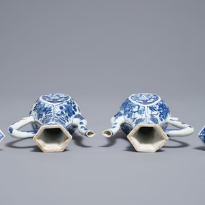 Une paire de verseuses couvertes en porcelaine de Chine bleu et blanc, Kangxi — photo 6