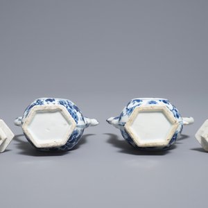 Une paire de verseuses couvertes en porcelaine de Chine bleu et blanc, Kangxi — photo 7