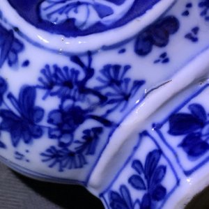 Une paire de verseuses couvertes en porcelaine de Chine bleu et blanc, Kangxi — photo 10