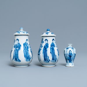 Une paire de verseuses couvertes et un vase miniature en porcelaine de Chine en bleu et blanc, Kangxi — photo 3