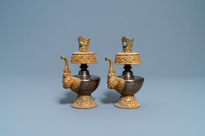 Une paire de verseuses de type 'duomuhu' en argent et cuivre doré, Tibet, 19ème