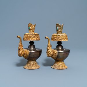Une paire de verseuses de type 'duomuhu' en argent et cuivre doré, Tibet, 19ème — photo 1