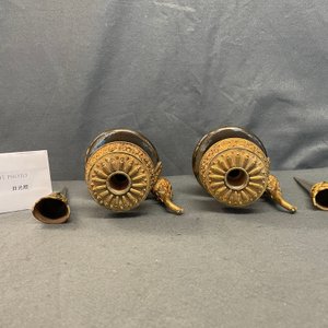 Une paire de verseuses de type 'duomuhu' en argent et cuivre doré, Tibet, 19ème — photo 11