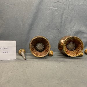 Une paire de verseuses de type 'duomuhu' en argent et cuivre doré, Tibet, 19ème — photo 12