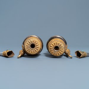 Une paire de verseuses de type 'duomuhu' en argent et cuivre doré, Tibet, 19ème — photo 6