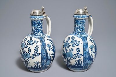 Une paire de verseuses en faïence de Delft bleu et blanc aux montures en argent, vers 1700
