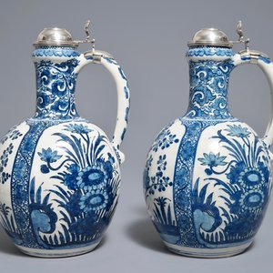 Une paire de verseuses en faïence de Delft bleu et blanc aux montures en argent, vers 1700 — photo 2