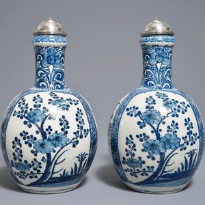 Une paire de verseuses en faïence de Delft bleu et blanc aux montures en argent, vers 1700 — photo 3