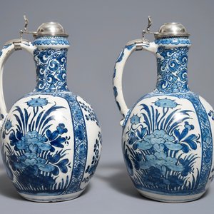 Une paire de verseuses en faïence de Delft bleu et blanc aux montures en argent, vers 1700 — photo 4