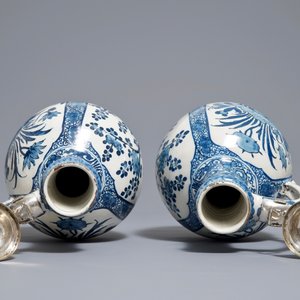 Une paire de verseuses en faïence de Delft bleu et blanc aux montures en argent, vers 1700 — photo 6