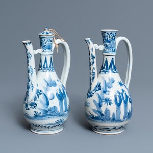 Une paire de verseuses en porcelaine Arita de Japon en bleu et blanc, 17ème — photo 1