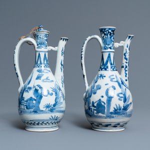 Une paire de verseuses en porcelaine Arita de Japon en bleu et blanc, 17ème — photo 4