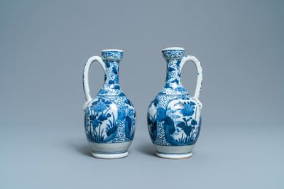Une paire de verseuses en porcelaine d'Arita en bleu et blanc, Japon, Edo, 17/18ème