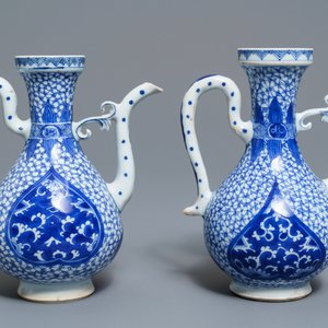Une paire de verseuses en porcelaine de Chine bleu et blanc pour le marché islamique, Kangxi — photo 4