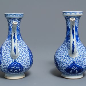 Une paire de verseuses en porcelaine de Chine bleu et blanc pour le marché islamique, Kangxi — photo 5