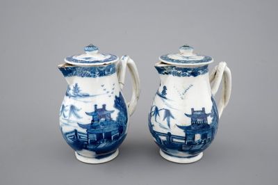 Une paire de verseuses et couvercles en porcelaine de Chine, 18ème