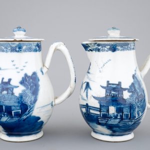 Une paire de verseuses et couvercles en porcelaine de Chine, 18ème — photo 2
