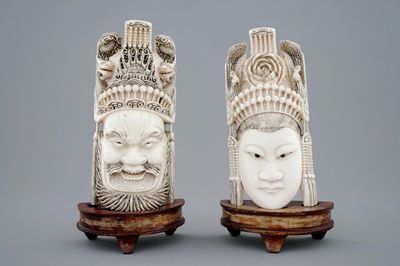 Une paire de visages en ivoire sculpté sur socles en bois, Chine, 19ème