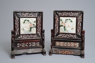 Une paire d'écrans de table en bois et porcelaine de Chine qianjiang cai, marques Shen De Tang Zhi, 19/20ème