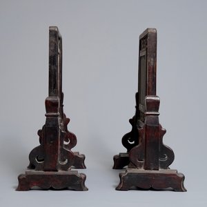 Une paire d'écrans de table en bois et porcelaine de Chine qianjiang cai, marques Shen De Tang Zhi, 19/20ème — photo 4