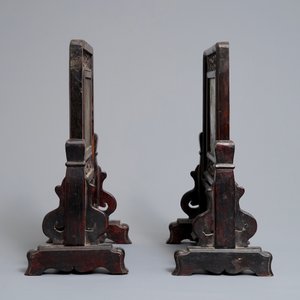 Une paire d'écrans de table en bois et porcelaine de Chine qianjiang cai, marques Shen De Tang Zhi, 19/20ème — photo 5