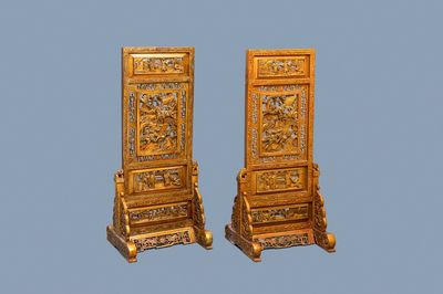 Une paire d'écrans en bois sculpté et doré pour le marché Straits ou Peranakan, 19ème