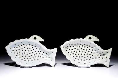 Une paire d'égouttoirs en forme de poisson en faïence de Delft blanc monochrome, 18ème