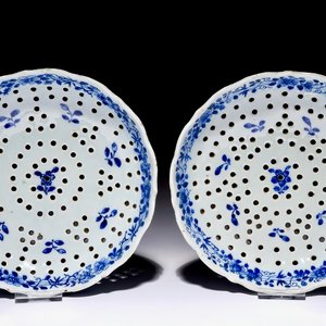 Une paire d'égouttoirs en porcelaine de Chine bleu et blanc d'après un modèle en Delft, Qianlong — photo 1