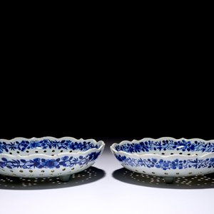 Une paire d'égouttoirs en porcelaine de Chine bleu et blanc d'après un modèle en Delft, Qianlong — photo 3