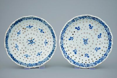 Une paire d'égouttoirs en porcelaine de Chine bleu et blanc d'après un modèle en Delft, Qianlong, 18ème
