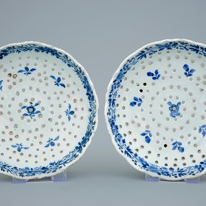 Une paire d'égouttoirs en porcelaine de Chine bleu et blanc d'après un modèle en Delft, Qianlong, 18ème — photo 1