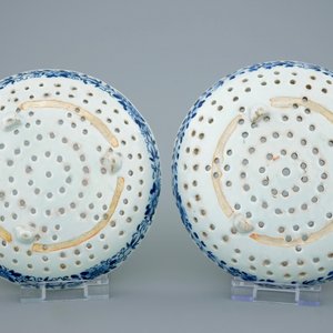 Une paire d'égouttoirs en porcelaine de Chine bleu et blanc d'après un modèle en Delft, Qianlong, 18ème — photo 2