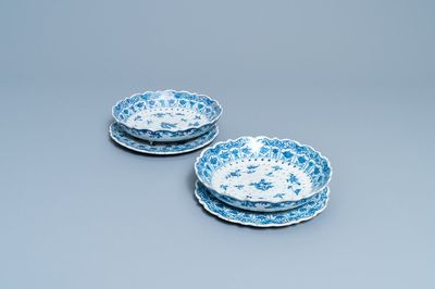 Une paire d'égouttoirs sur supports en faïence de Delft en bleu et blanc, 18ème