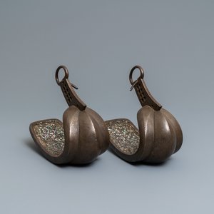 Une paire d'étriers 'abumi' en nacre incrusté de façon 'raden', Japon, Edo, 18ème — photo 1