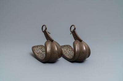 Une paire d'étriers 'abumi' en nacre incrusté de façon 'raden', Japon, Edo, 18ème