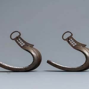 Une paire d'étriers 'abumi' en nacre incrusté de façon 'raden', Japon, Edo, 18ème — photo 2